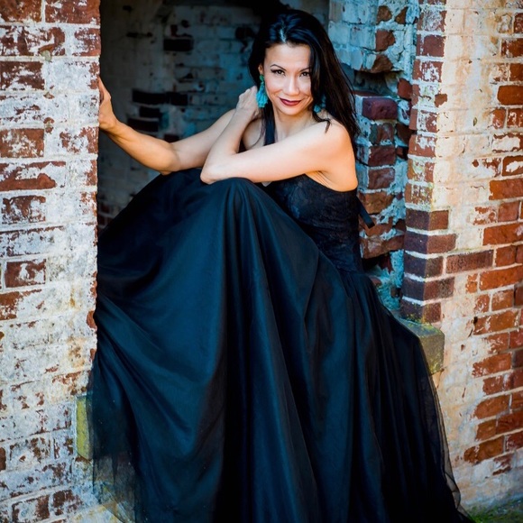 Shop our Closet 💛 ❤️💚💜💙 - Picture 7 of 8